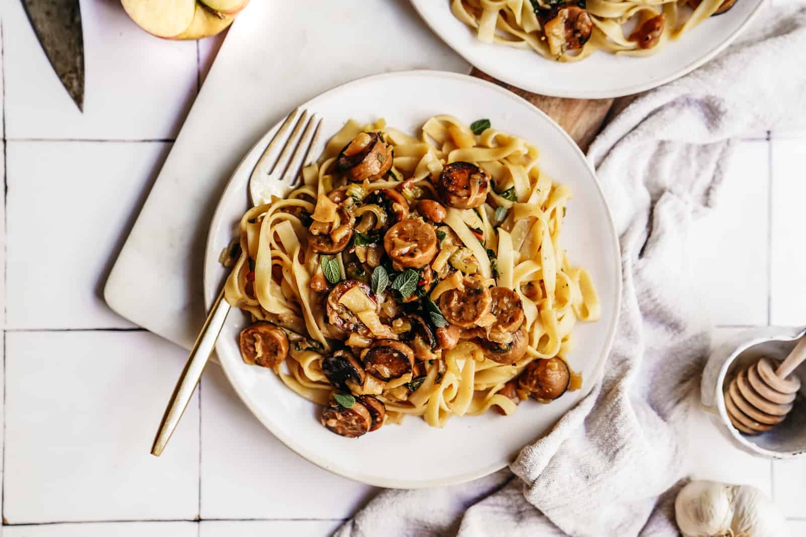 https://www.foodbymaria.com/wp-content/uploads/2020/09/Easy-Vegan-Sausage-Pasta-with-Apple-and-Sage.jpg